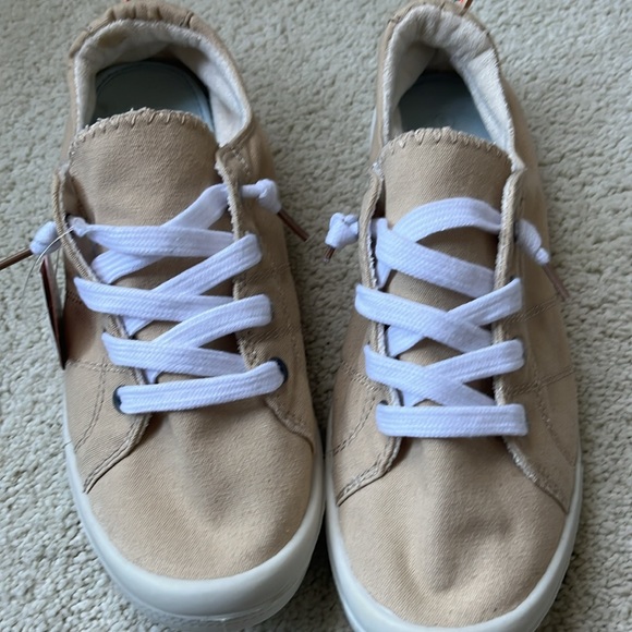 NWT Falls Creek Canvas Sneaker - Picture 7 of 10